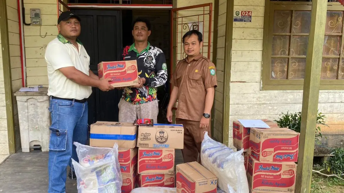 Perwakilan PT Unggul Lestari saat menyerahkan bantuan sembako.(Humas)