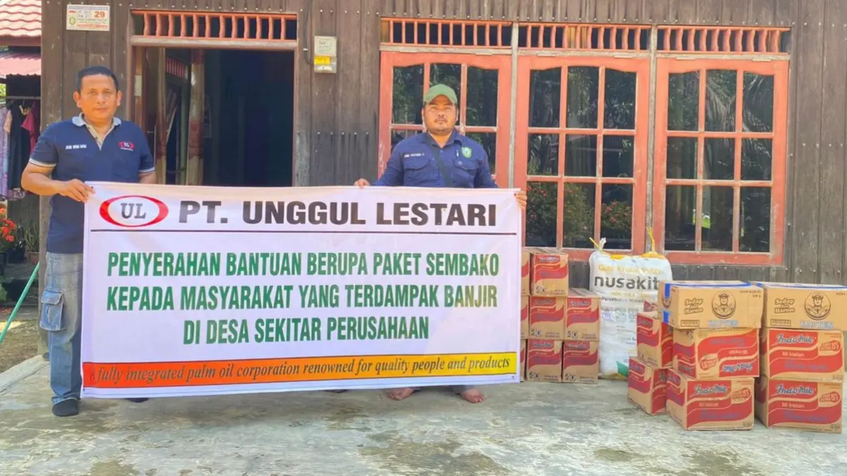 Perwakilan PT Unggul Lestari saat menyerahkan bantuan sembako.(Humas)