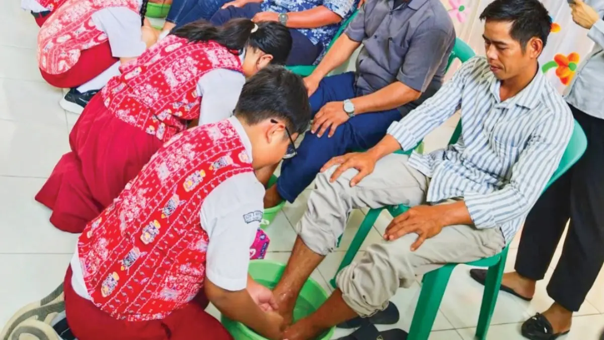 Siswa SDN 5 Menteng membasuh kaki orang tua