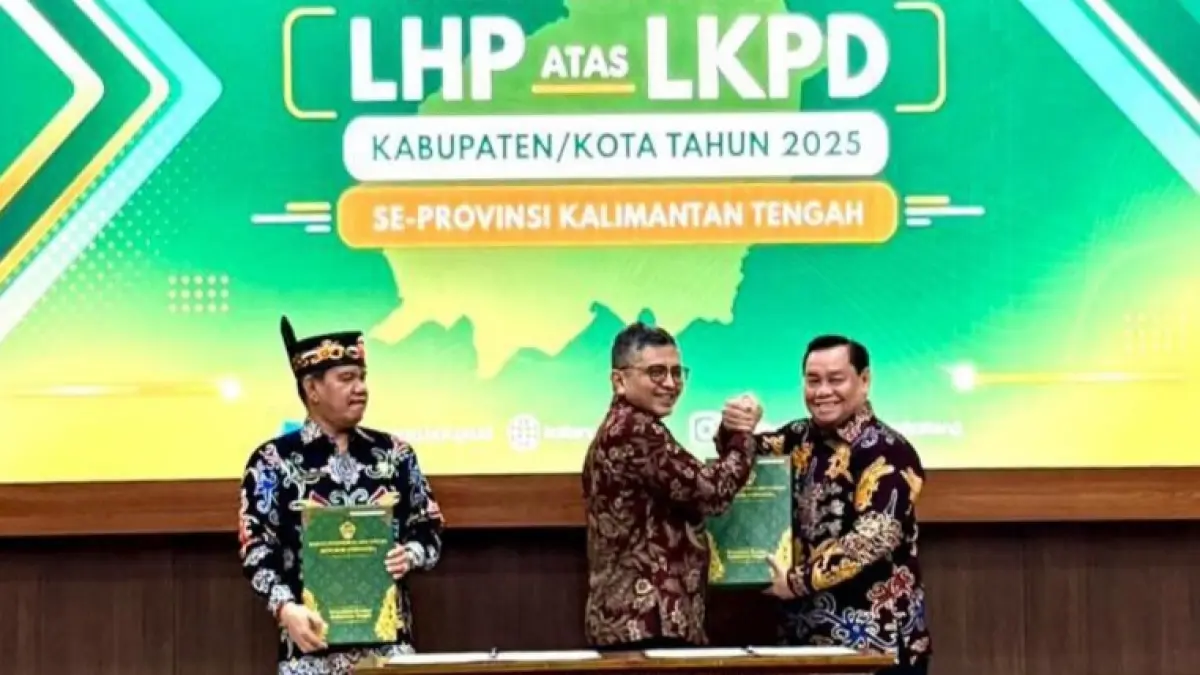 Bupati Kotim Halikinnor menerima laporan LKPD dari BPK.(Humas)