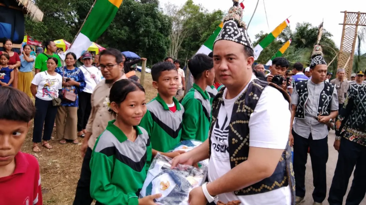 Bupati Lamandau, Rizky Aditya Putra, saat menyalurkan program seragam sekolah gratis kepada perwakilan pelajar.Humas
