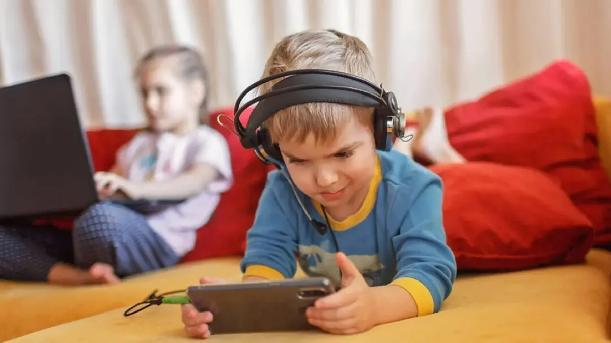 Ilustrasi anak bermain gadget