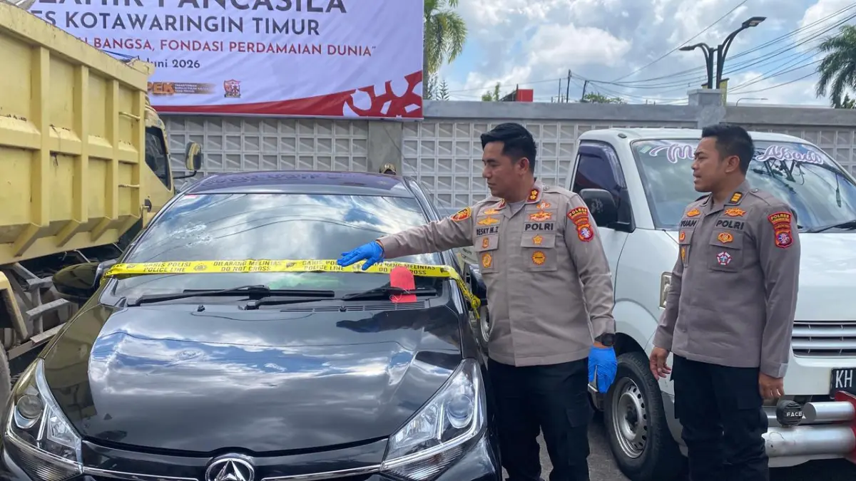 Kapolres Kotim, AKBP Resky Maulana Zulkarnain, memperlihatkan salah satu barbuk kasus pencurian.(Miftah/kaltengpos.jawapos.com)
