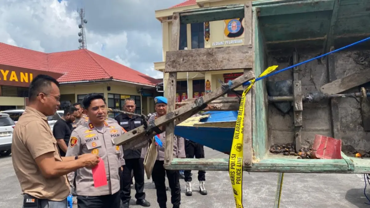 Kapolres Kotim AKBP Resky Maulana Zulkarnain menunjukkan barang bukti.