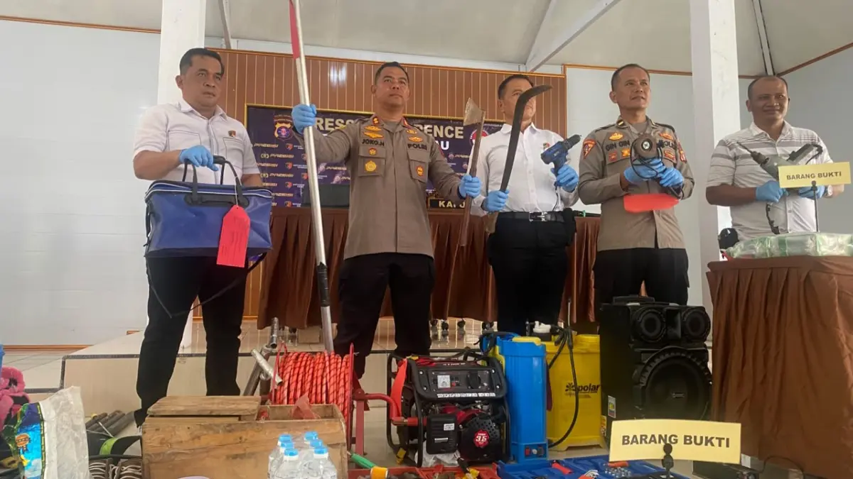 Kapolres Lamandau AKBP Joko Handono, didampingi Kasat Reskrim AKP Jhon Digul, dan Jajaran menunjukkan barang bukti hasil pengungkapan kasus pencurian spesialis pondok kebun sawit.(Ruslan/Kalteng Pos)