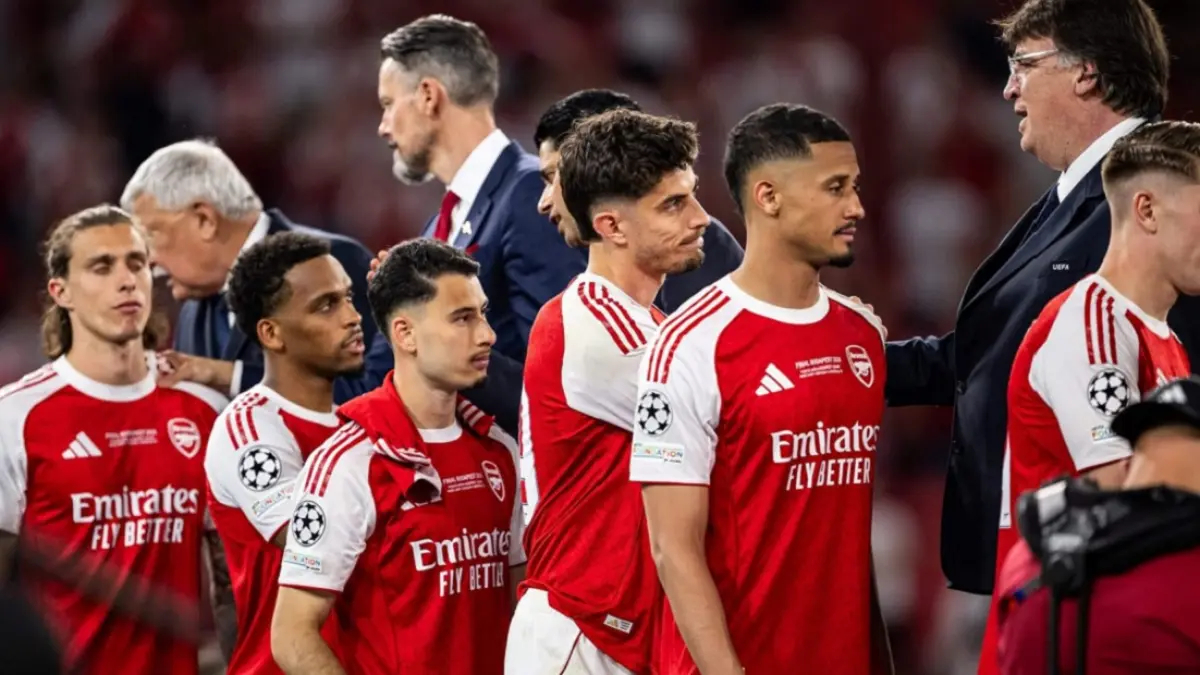 Arsenal takluk secara dramatis dari PSG di partai pamungkas Liga Champions 2025/2026 usai kalah pada babak adu penalti. Dengan hasil itu, pasukan Mikel Arteta gagal menyempurnakan musim Impian mereka. (Sumber: Getty Images)