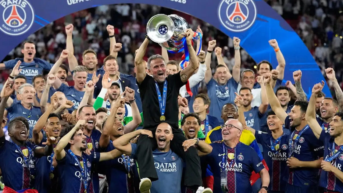 Paris Saint-Germain (PSG) akhirnya mengunci titel kampiun Liga Champions 2025/2026 usai secara dramatis menaklukkan wakil Inggris Arsenal dalam laga final di Puskas Arena, Budapest, Sabtu (30/5/2026) malam WIB. (Sumber: Petr Josek/The Associated Press)