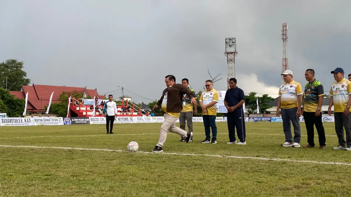 Bupati Kotim Halikinnor membuka HNR Cup 2.Miftah/kaltengpos.jawapos.com