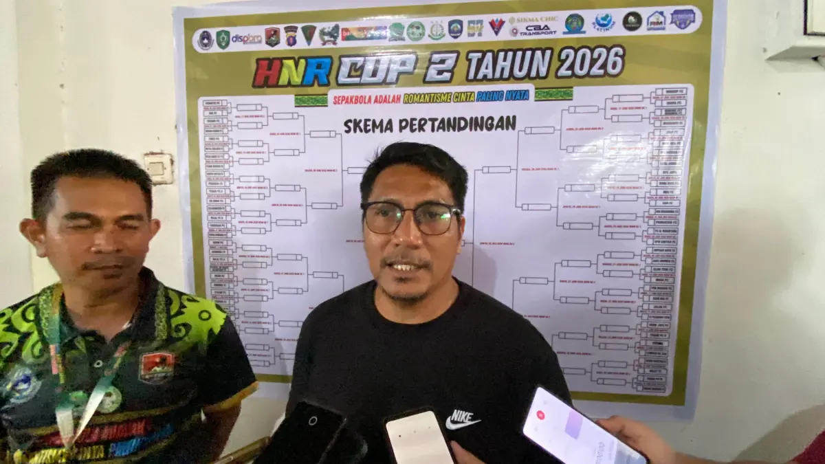 Legenda pemain Tim Nasional Indonesia, Isnan Ali hadir di HNR Cup 2. Miftah/kaltengpos.jawapos.com