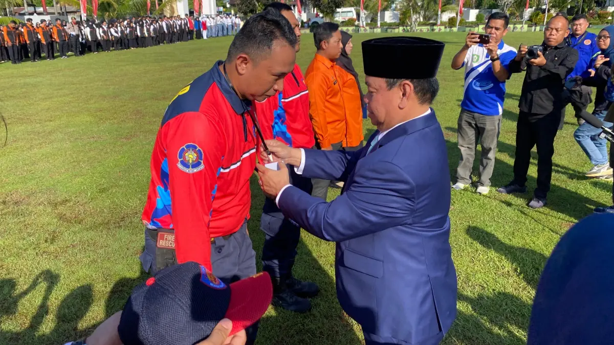 Bupati Halikinnor melantik relawan damkar.(Miftah/kaltengpos.jawapos.com)