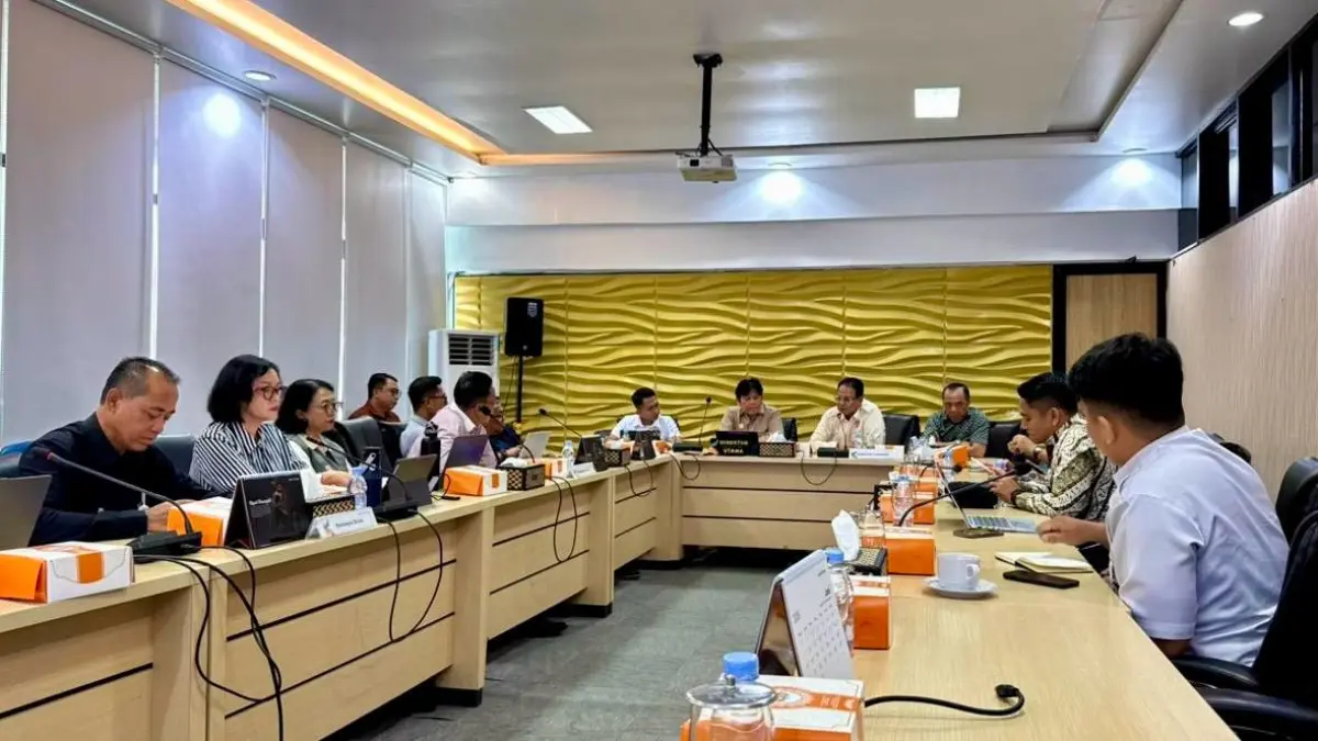 PT Bank Kalteng menggelar rapat persiapan penyaluran kredit SPPG yang melibatkan OJK, PT Jamkrida Kalteng, serta jajaran pejabat PT Bank Kalteng.(Humas)