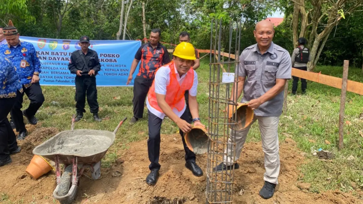 Wakil Wali Kota Palangka Raya, Achmad Zaini turut melakukan peletakan batu pertama Posko Terpadu GDAN di Ponton.(Humas)
