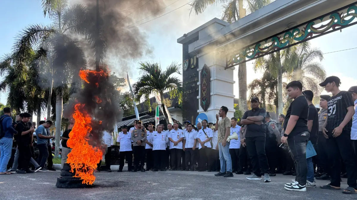 Aksi massa demo di Kantor PUPR Kalteng.(Rifqi/kaltengpos.jawapos.com)