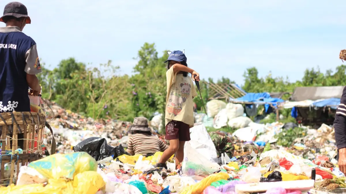 Anak-anak mengais sampah sangat rawan akan kena cacingan. Agus Pramono/kaltengpos.jawapos.com