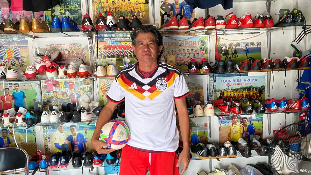 Penjual jersey bola di Sampit. Miftah/kaltengpos.jawapos.com