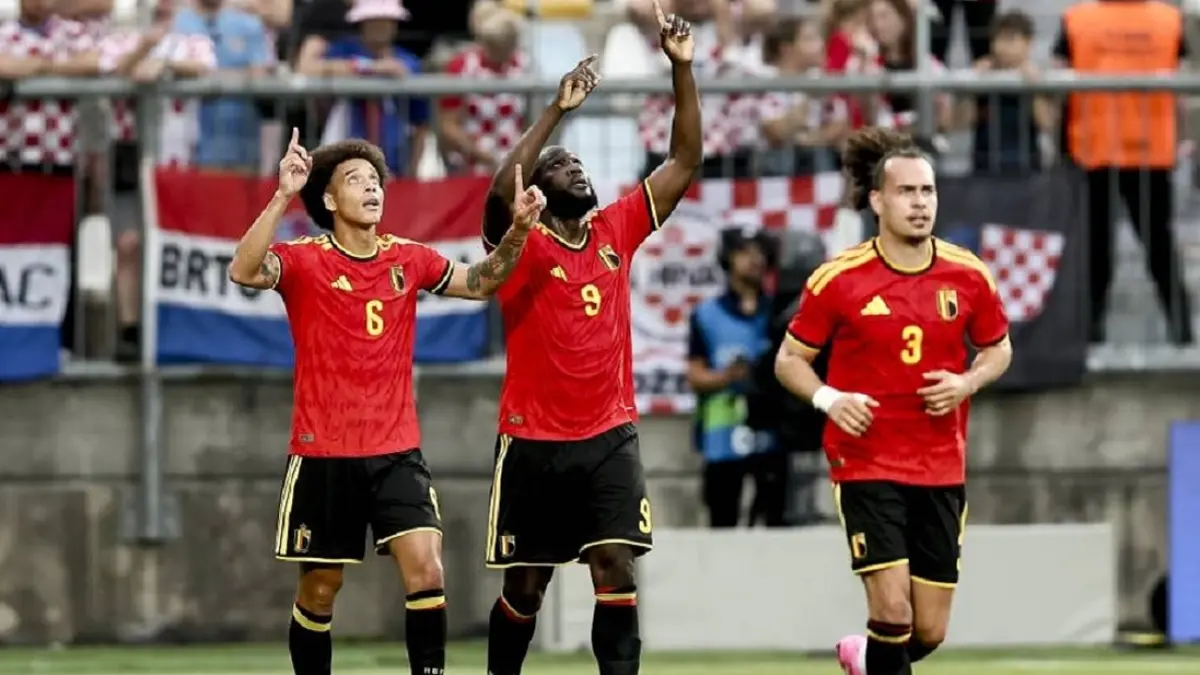 Penyerang Belgia Romelu Lukaku (tengah) merayakan gol bersama rekan setimnya Axel Witsel (kiri) dan Arthur Theate dalam laga persahabatan Internasional kontra Kroasia di Stadion HNK Rijeka, Selasa (2/6/2026) malam WIB. (Sumber: DPA)