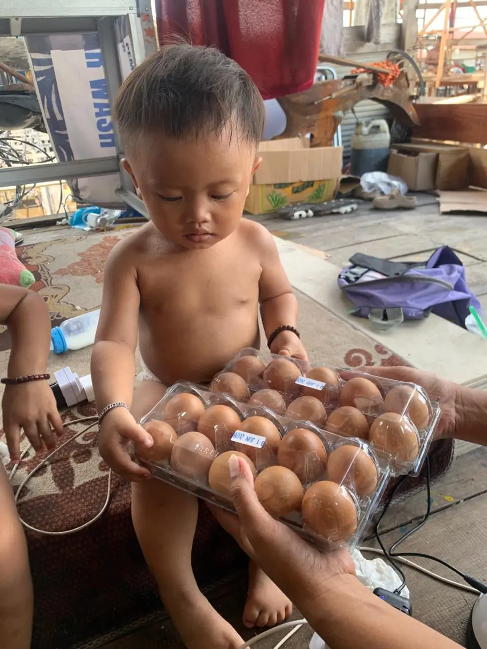 Anak-anak menerima telur.(Alfamart)