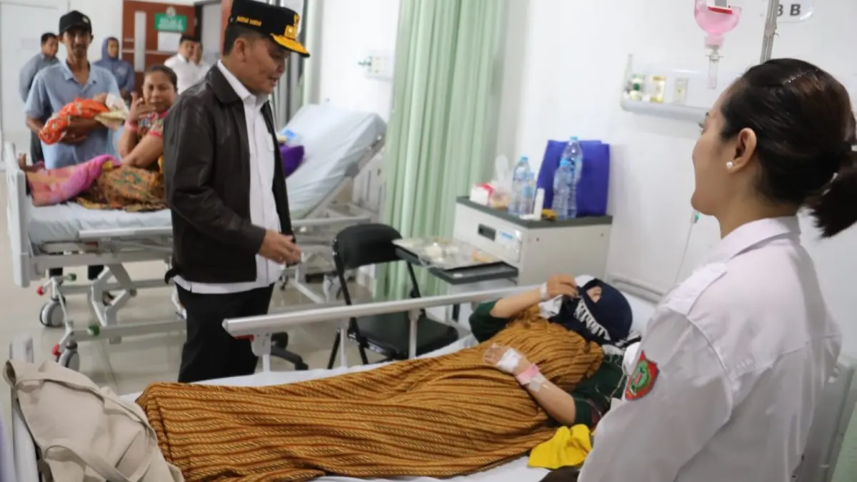 Gubernur Kalteng, H Agustiar Sabran berdialog dengan sejumlah pasien saat meninjau pelayanan kesehatan di RSUD dr. Doris Sylvanus. Humas