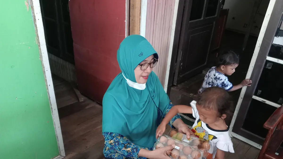 Pembagian telur ke anak-anak.(Alfamart)
