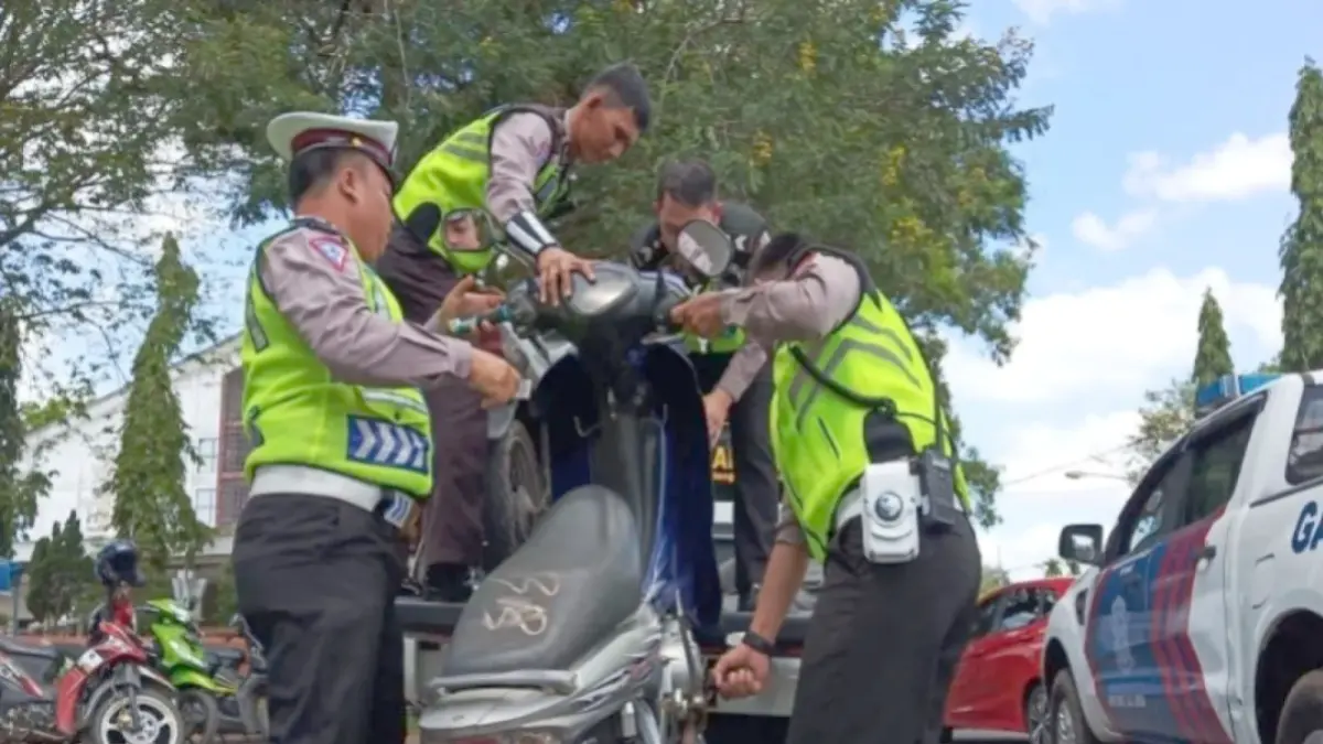Anggota mengangkut sepeda motor yang terjaring razia. Adi Wibowo/ Antara Kalteng
