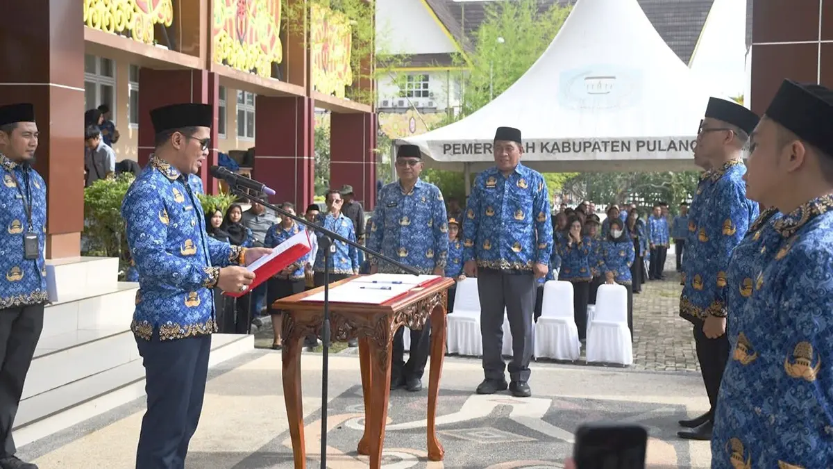 Bupati Pulang Pisau H Ahmad Rifa’i saat pengambilan sumpah janji CPNS. Humas