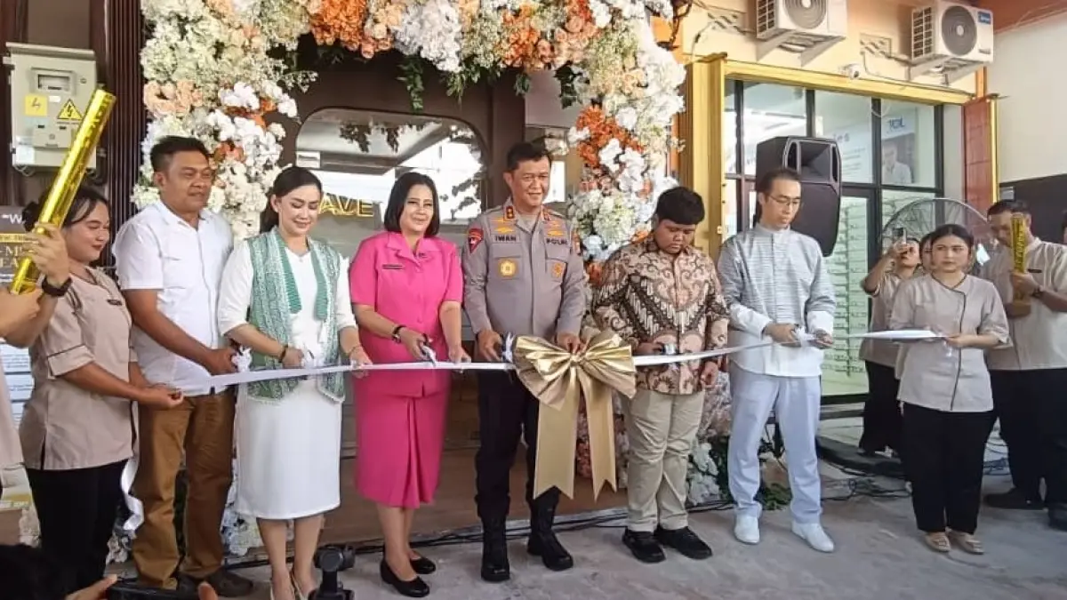 Irjen Pol Drs. Iwan Kurniawan SIK MSi (tengah), saat persiapan pemotongan pita tanda dibukanya resmi outlet De Wave Palangka Raya.Hikyant/kaltengpos.jawapos.com