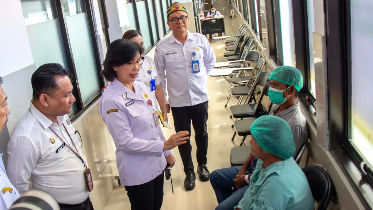 Pj Sekda Kalteng Linae Victoria Aden berbincang dengan pasien operasi katarak. Arief Prathama/Kalteng Pos