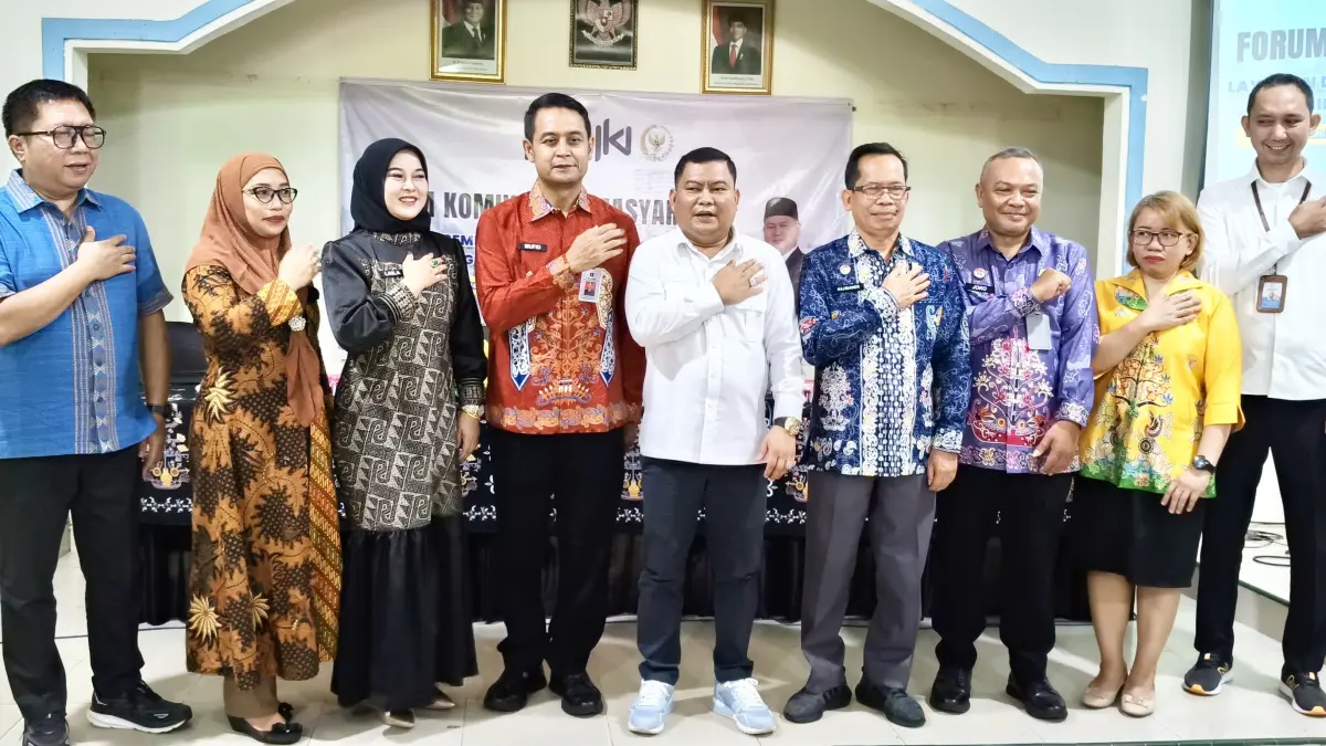 Anggota DPR RI Fraksi Partai Golkar Komisi XIII, Bias Layar SH (baju putih tengah), dan Kepala Kanwil Kemenkum Kalteng, Hajrianor SH MH (lima dari kiri depan) foto bersama usai pembukaan.(Hikyant/kaltengpos.jawapos.com)