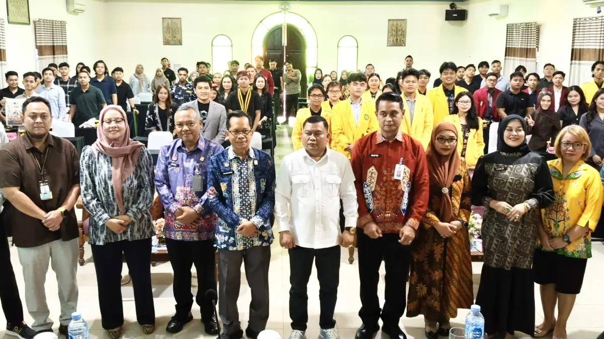 Anggota DPR RI Fraksi Partai Golkar Komisi XIII, Bias Layar SH (baju putih tengah), dan Kepala Kanwil Kemenkum Kalteng, Hajrianor SH MH usai pembukaan.(Hikyant/kaltengpos.jawapos.com)