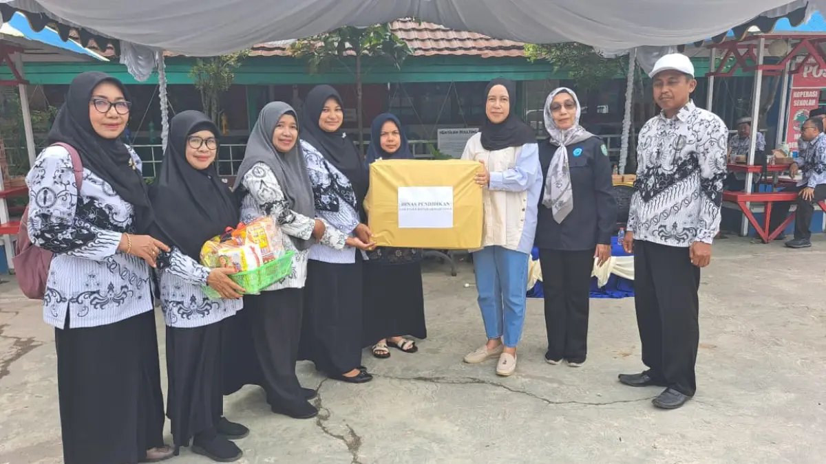 Disdik dan PGRI bantu guru yang terdampak kebakaran. Miftah/kaltengpps.jawapos.com
