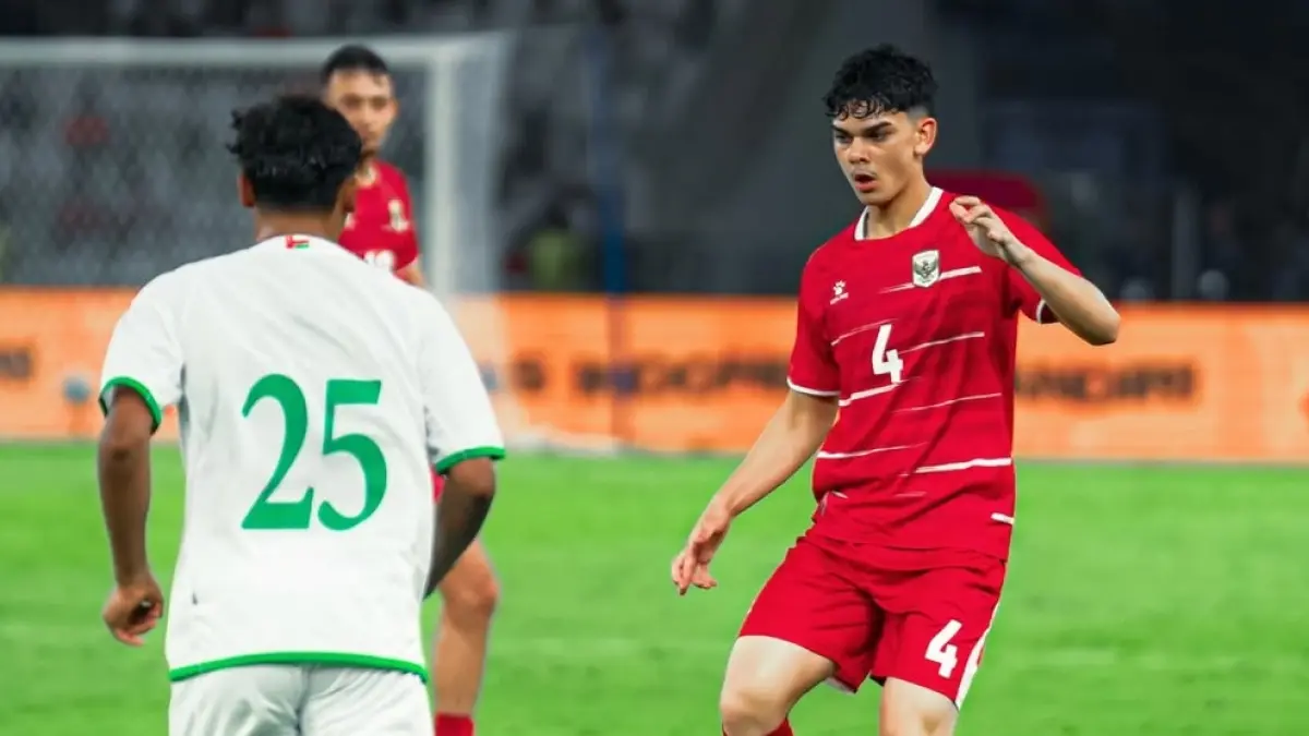 Matthew Baker sukses mencetak rekor pemain termuda yang menjalani debut Bersama Timnas Indonesia dalam laga uji coba internasional kontra Oman yang digelar di Stadion Utama Gelora Bung Karno (SUGBK), Jakarta, Jumat (5/6/2026) malam WIB. (Sumber: Instagram @bolanusantara) 