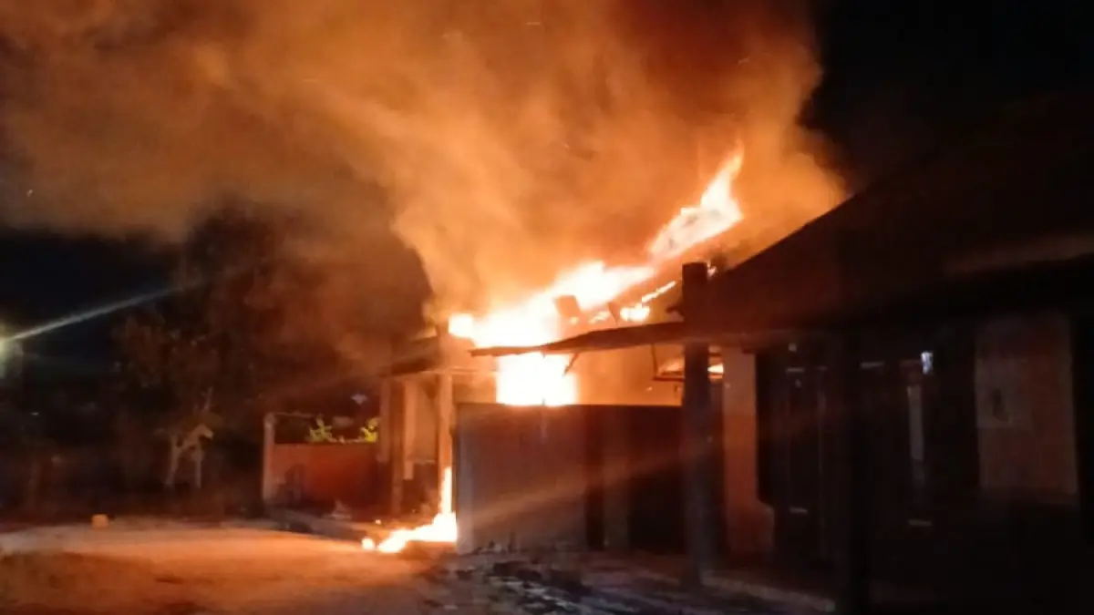 Satu rumah terbakar.(Damkar)