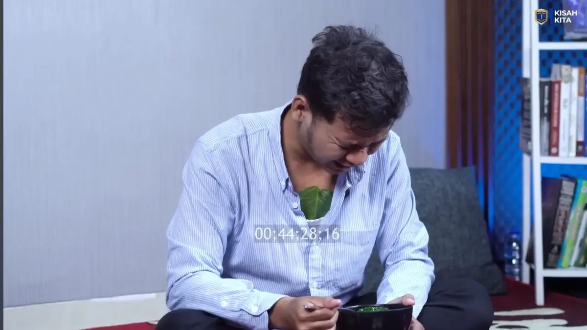 Yogi, pemuda yang alat kelaminnya seperti kura-kura. Youtube/Muhammadfaizar
