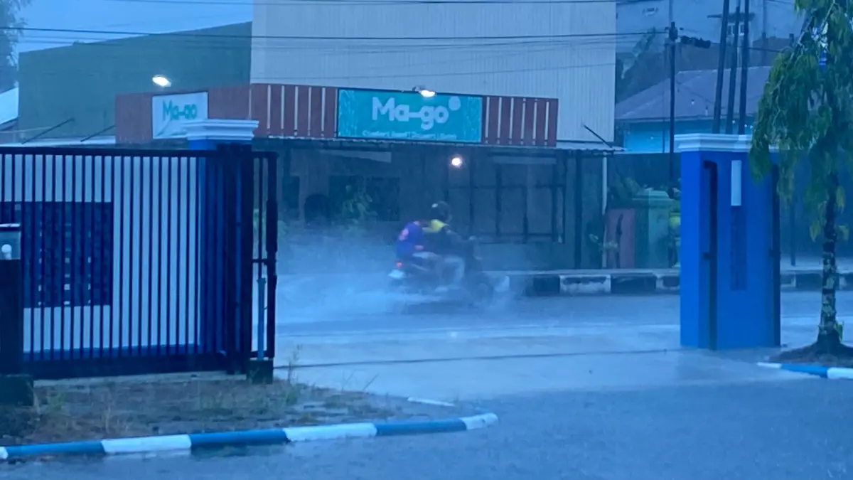 Hujan lebat di Sampit. Miftah/kaltengpos.jawapos.com
