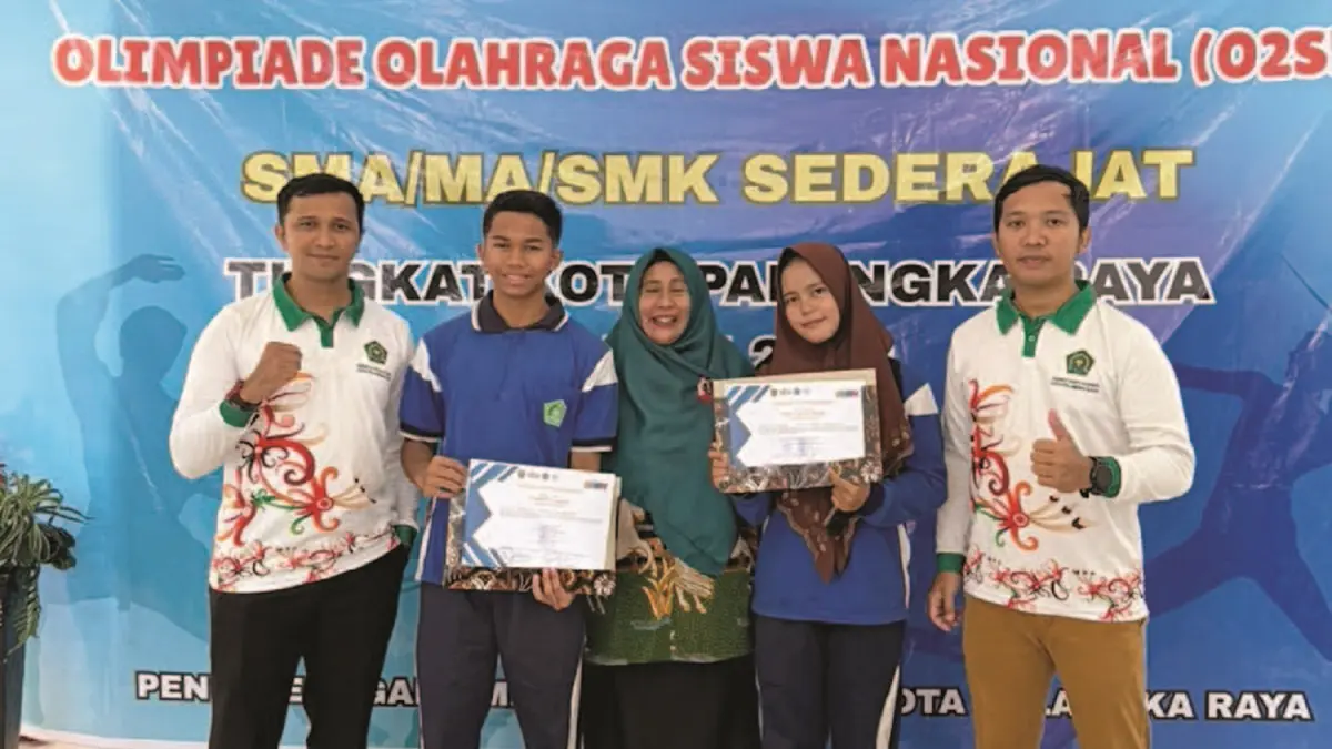 &nbsp;Mifdhal Mursyid (XI- F) dan Okta Nanda Afifah (XI-D), menunjukkan trofi juara.(Humas)