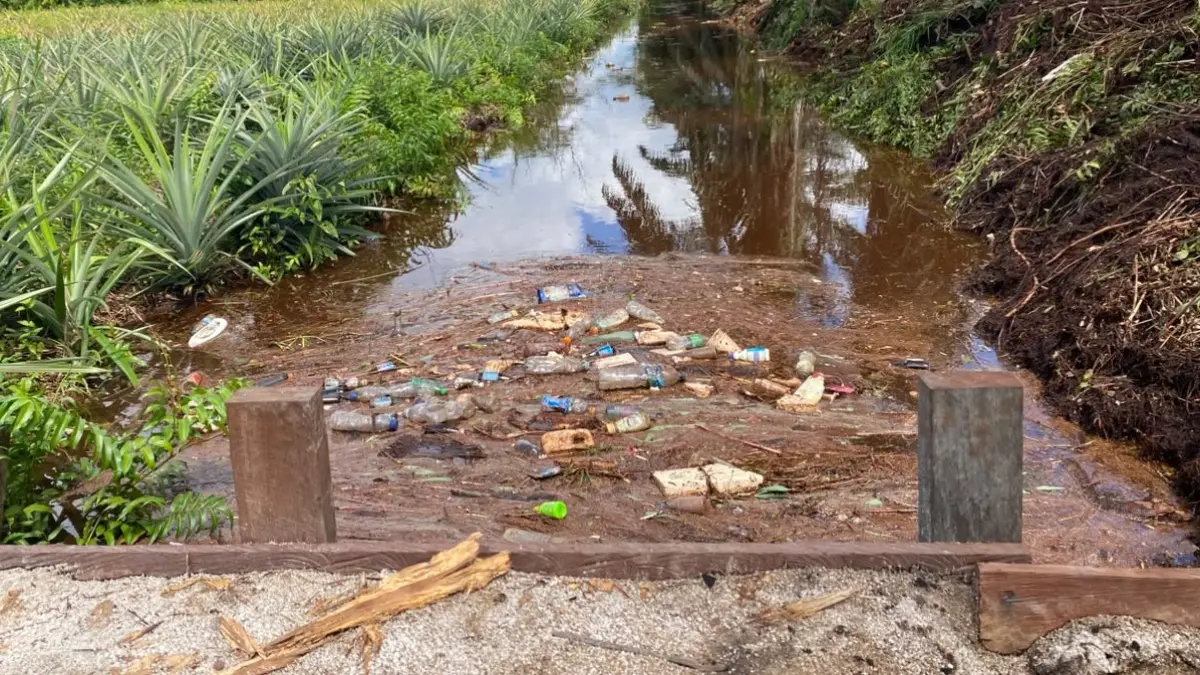 Drainase sekitar Bandara H Asan Sampit.(Miftah/kaltengpos.jawapos.com)