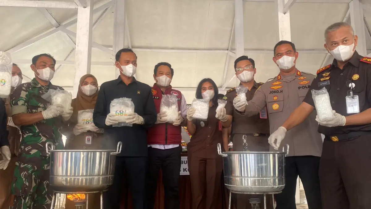 Pemusnahan barang bukti sabu setara Rp10,5 miliar di Polres Lamandau.(Ruslan/Kalteng Pos)