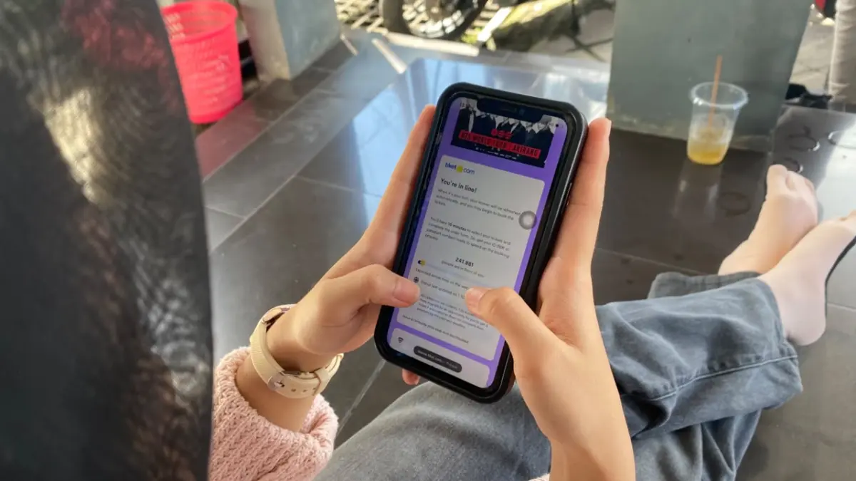 War tiket BTS mulai hari ini.(Miftah/kaltengpos.jawapos.com)