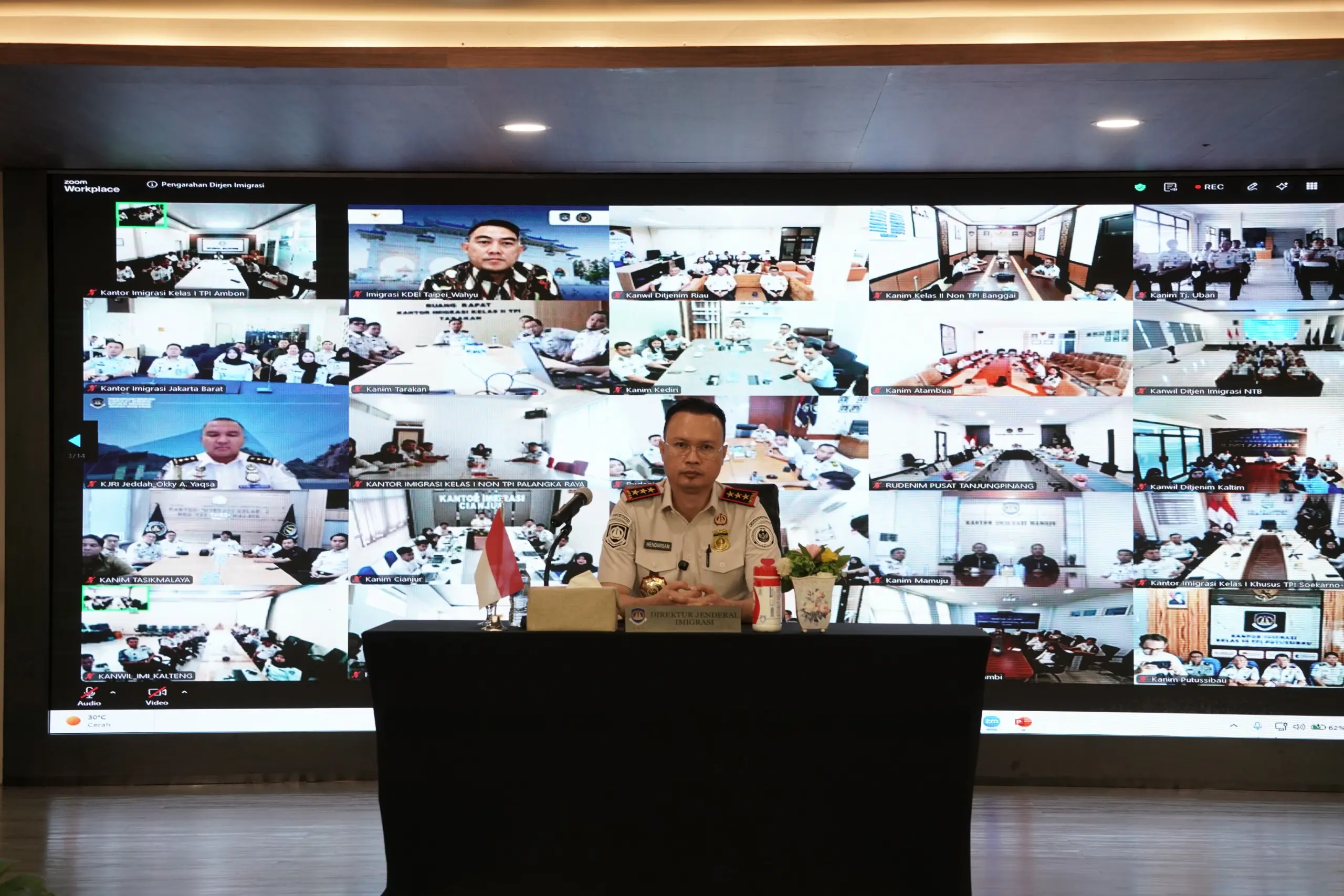 Direktur Jendral Imigrasi Hendarsam saat memberi arahan kepada seluruh petugas Imigrasi secara hybrid. Humas