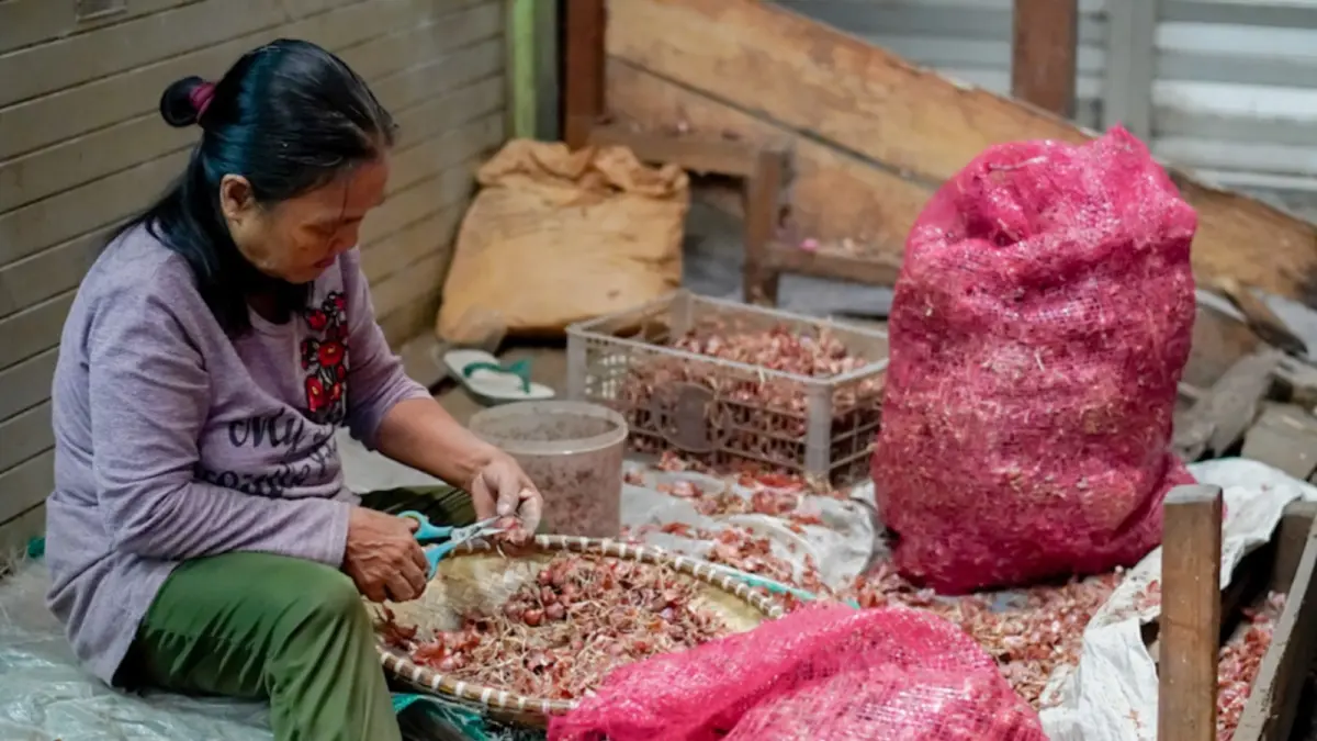 Pedagang sedang mempersiapkan bawang merah yang dijual di pasar tradisional di Palangka Raya. Arief Prathama/Kalteng Pos
