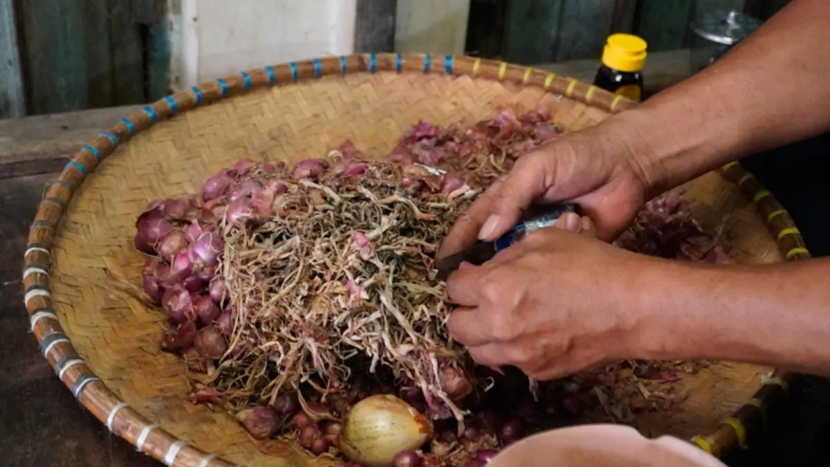 Pedagang sedang mempersiapkan bawang merah yang dijual di pasar tradisional di Palangka Raya. Arief Prathama/Kalteng Pos