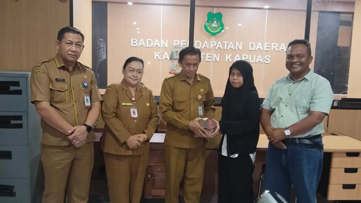 Pengembang perumahan sekaligus Ketua KADIN Kabupaten Kapuas, Supenpri menyetorkan BPHTB sebesar Rp143 juta di Kantor Bapenda Kapuas.(Humas)