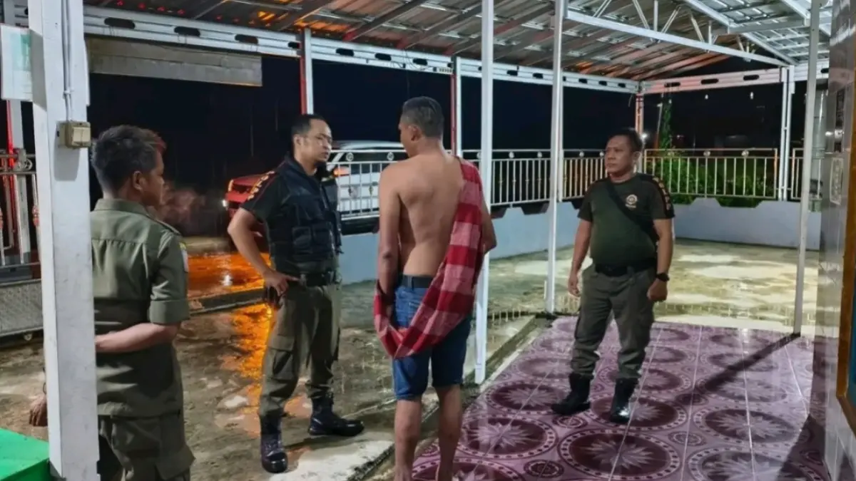 Petugas Satpol PP mengamankan seorang pria yang diduga meresahkan warga di Desa Pamait. Satpol PP Barsel