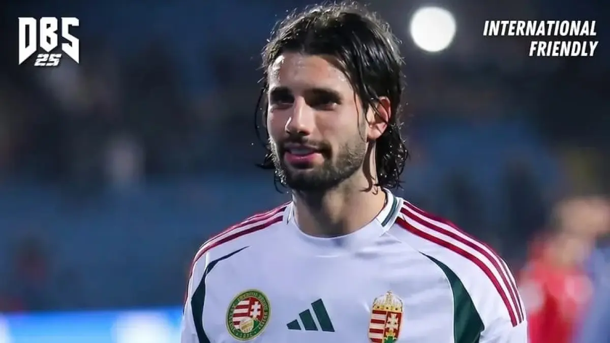 Timnas Hungaria sukses memetik kemenangan atas Kazakhstan dalam laga uji coba di Nagyerdei Stadion, Debrecen, Rabu (10/6/2026) dini hari WIB. Namun, laga tersebut diwarnai insiden mencekam saat kamera yang terpasang di atap stadion tiba-tiba jatuh ke lapangan. (Sumber: Instagram @duniabolasepak25) 