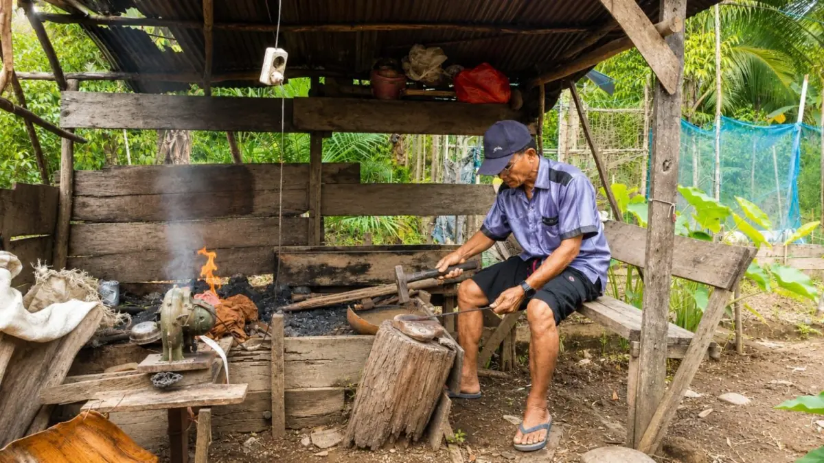 Saini penempa Mandau. Rifqi/Kalteng Pos
