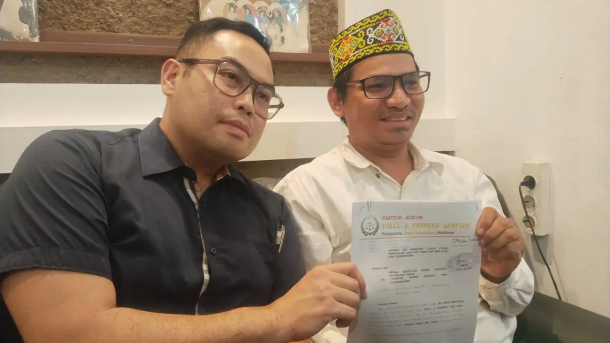 Shalom Agung Dwi Putra didampingi Dr Ari Yunus Hendrawan melapor ke Polda Kalteng. Agus Jaya/Kalteng Pos