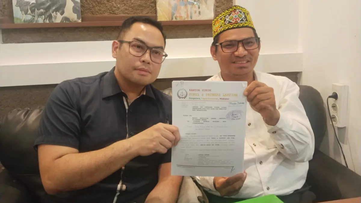 Shalom Agung Dwi Putra didampingi Dr Ari Yunus Hendrawan melapor ke Polda Kalteng. Agus Jaya/Kalteng Pos