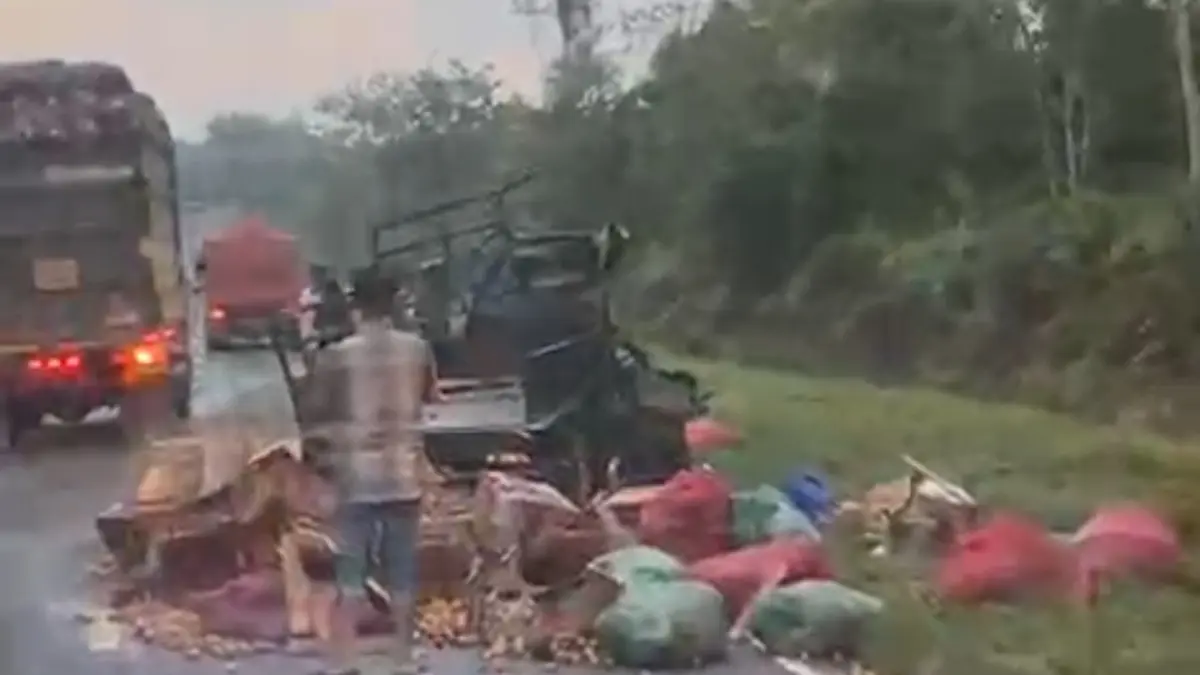 Tabrakan maut pikap vs truk.(Screebshoot)