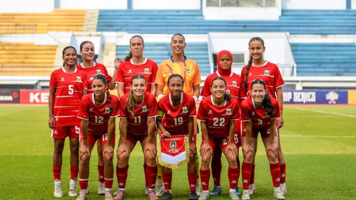 Timnas Putri Indonesia harus puas bermain imbang 1-1 dengan Kamboja dalam laga uji coba bertajuk FIFA Women’s Matchday yang digelar di Stadion Arcamanik, Bandung, Selasa (9/6/2026) sore WIB. (Sumber: ANTARA FOTO/RAISAN AL FARISI)