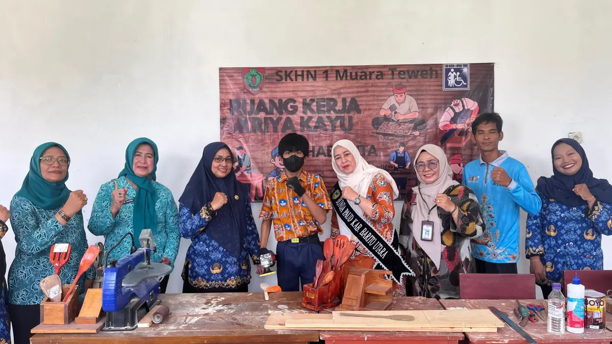 Bunda PAUD Barito Utara Hj Maya Savitri Shalahuddin didampingi jajaran saat berkunjung ke Sekolah Khusus Negeri 1 Muara Teweh.(Humas)